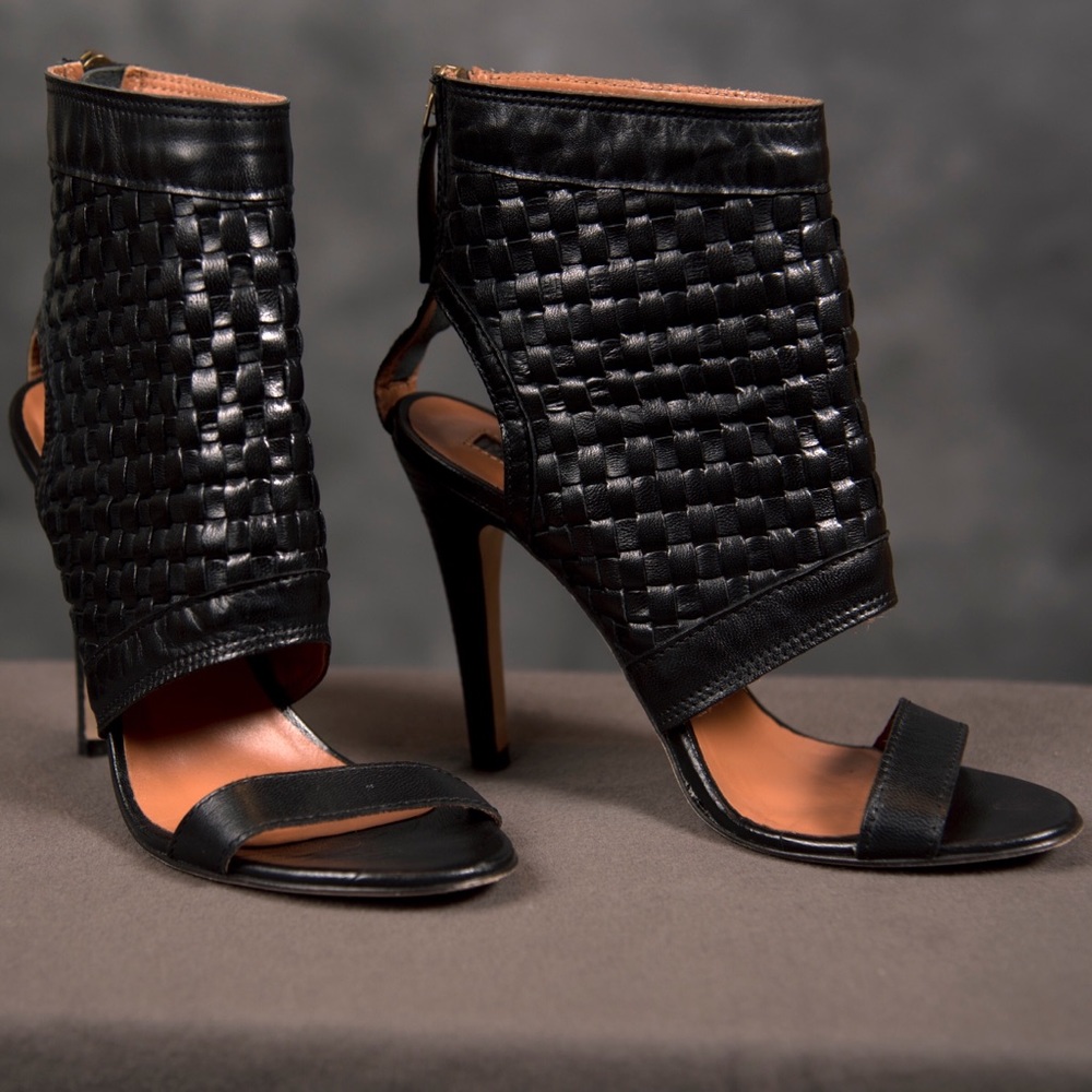 Modern Vintage Black Leather Heels Sz 37 w/box